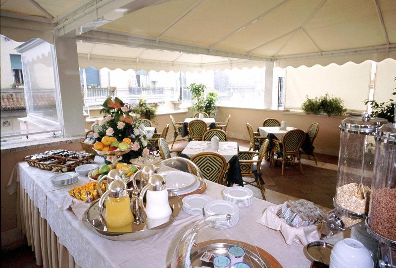 Hotel Villa Morgagni Рим Ресторант снимка